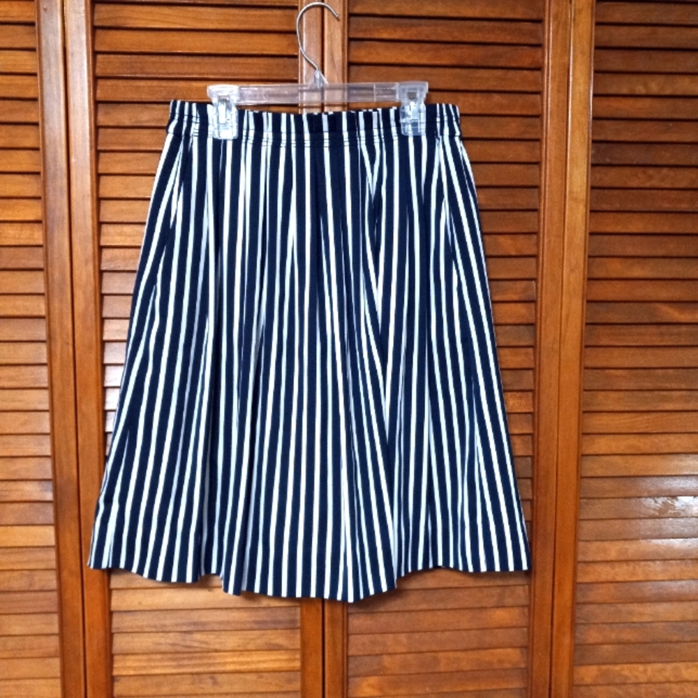 J Crew navy and white skirt with pockets size 2 cute summer skirt
